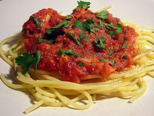 Hvordan laver man spaghetti sauce?